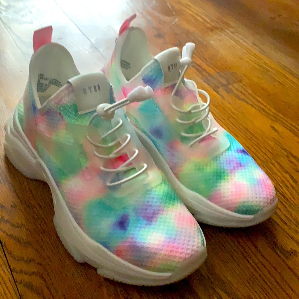 Steve Madden tennis shoes! Brand new really cute tyeee dyeee design 🌸